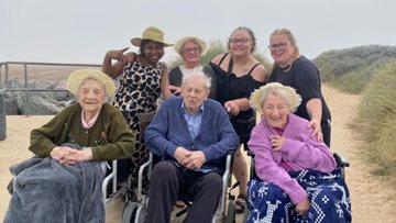 Care home residents enjoy special seaside trip during World Alzheimer’s Month